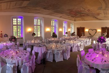 Hochzeit: Unser Festsaal bietet Platz für bis zu 140 Personen. - Schlossgastronomie Herten