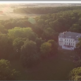 Hochzeit: Luftaufnahme Schloss Schönfeld bei Sonnenuntergang - Eventschloss Schönfeld