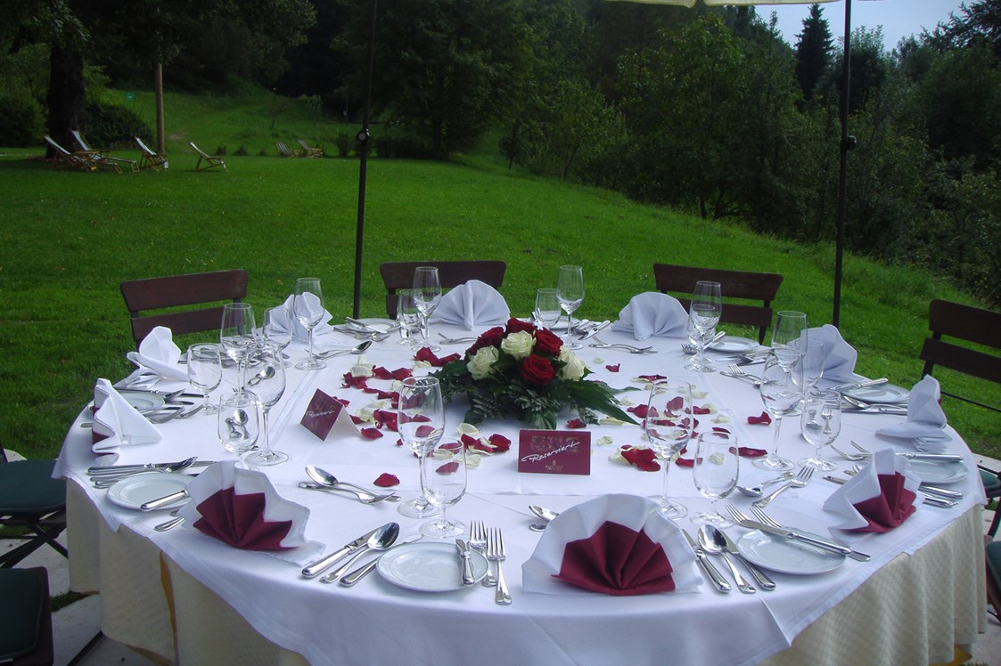 Hochzeit: Hochzeitstafel im Grünen - Romantik Hotel & Restaurant "DIE GERSBERG ALM"