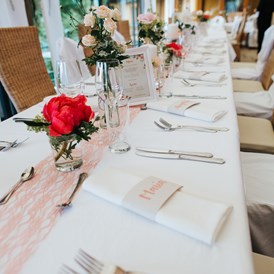 Hochzeit: Die Festtafel wird nach eurem Dekokonzept gestaltet. - Gasthof Perauer