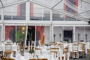Hochzeit: Festzelt im Schlossinnenhof - Schloss Pernegg