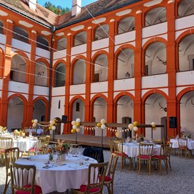 Hochzeit: Schlossinnenhof mit Tanzbühne  - Schloss Pernegg