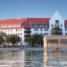 Hochzeit: Blick auf das Seehotel mit dem Badehaus im Vordergrund - Seehotel am Kaiserstrand