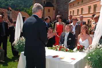 Hochzeit: Trauung auf unserer Burgwiese im Freien. - Burg Deutschlandsberg