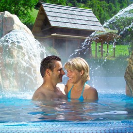 Hochzeit: Außenwhirlpool  32 °C mit Thermalwasser und mitten im Grünen  - Thermenwelt Hotel Pulverer