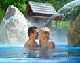 Hochzeit: Außenwhirlpool  32 °C mit Thermalwasser und mitten im Grünen  - Thermenwelt Hotel Pulverer