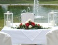 Hochzeit: Eine Trauung unter freiem Himmel und am Teich im Grandhotel Niederösterreichischer Hof in Lanzenkirchen. - Grandhotel Niederösterreichischer Hof