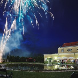 Hochzeit: Ein nächtliches Feuerwerk für das glückliche Brautpaar im Grandhotel Niederösterreichischer Hof. - Grandhotel Niederösterreichischer Hof