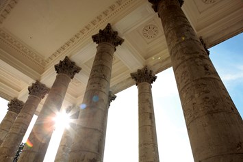 Hochzeit: Imposante Säulen am Portikus - Schloss Esterházy