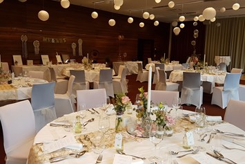 Hochzeit: Festsaal feierlich dekoriert - Falkensteiner Hotel & Asia SPA Leoben