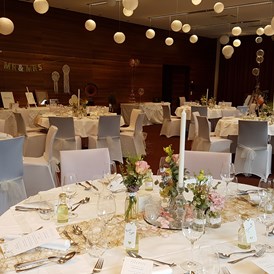 Hochzeit: Festsaal feierlich dekoriert - Falkensteiner Hotel & Asia SPA Leoben