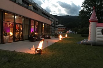 Hochzeit: Abendstimmung auf der Terrasse des Asis SPA Leoben. - Falkensteiner Hotel & Asia SPA Leoben