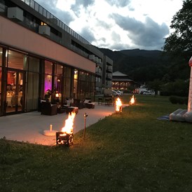 Hochzeit: Abendstimmung auf der Terrasse des Asis SPA Leoben. - Falkensteiner Hotel & Asia SPA Leoben