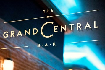 Hochzeit: The Grand Central Bar & Grill