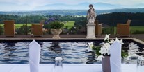 Hochzeit - Garten - Bayern - Dinner direkt am Pool mit Gebirgspanorama - CP Location - Gut Ammerhof