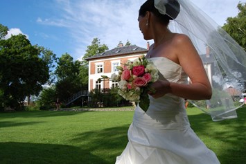 Hochzeit: Braut vor dem Gutshaus Groß Siemen - Gut Gross Siemen