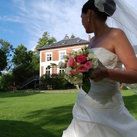 Hochzeit: Braut vor dem Gutshaus Groß Siemen - Gut Gross Siemen