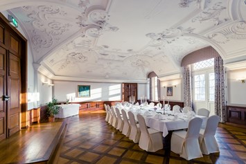 Hochzeit: Caesarensaal mit großer Festtafel - Hotel Schloss Neustadt-Glewe