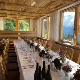 Hochzeit: Hochzeitstafel mit Panoramablick - Berghotel Gerlosstein