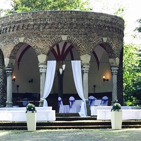 Hochzeit: Freie Trauung an unserem geweihten Steinpavillon mitten im wunderschönen Schlosspark  - Brasserie Schloss Paffendorf