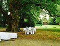 Hochzeit: Alternative zum Pavillon... ene Trauung an unserem schönen Mammutbaum mitten im großzügigen Schlosspark  - Brasserie Schloss Paffendorf