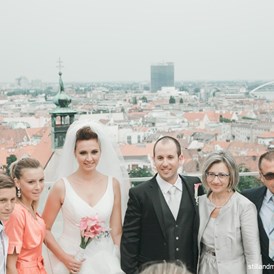 Hochzeit: Heiraten in Bratislava. Die Hochzeitsgesellschaft vorm wunderschönen Panoramablick auf Bratislava.
Foto © stillandmotionpictures.com - REŠTAURÁCIA HRAD