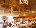 Hochzeit: Hotelbar "auf der Tenne" im Bio-Hotel Stanglwirt in Tirol. - Bio-Hotel Stanglwirt