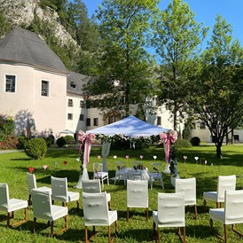 Hochzeit: Standesamtliche Trauung im Schlosspark - Schloss Thörl
