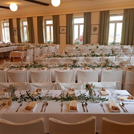 Hochzeit: Gedeckter Saal mit Tafel und Tanzfläche - mittig vor der Bühne - Gasthof Englwirt 