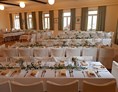 Hochzeit: Gedeckter Saal mit Tafel und Tanzfläche - mittig vor der Bühne - Gasthof Englwirt 