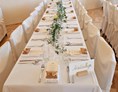 Hochzeit: Gedeckte Tische und behusste Stühle - Gasthof Englwirt 