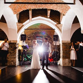 Hochzeit: Das Brautpaar auf der großen Tanzfläche. - Lillis Feststadl