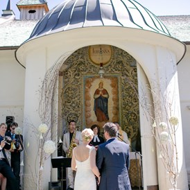 Hochzeit: Die Trauung vor der Schlosskapelle im Loretto. - Schloss Maria Loretto am Wörthersee