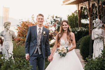 Hochzeit: Braut und Bräutigam auf dem Weg zu den Hochzeitsfeierlichkeiten. - Schloss Maria Loretto am Wörthersee