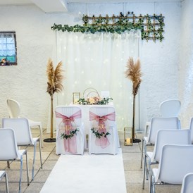 Hochzeit: Bei Schlechtwetter- oder gewollt kühle Alternative steht auch ein liebevoll renoviertes uriges Presshaus auf dem Areal zur Verfügung. - Matrimonium Kollnbrunn