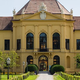 Hochzeit: Westfront des Schloss Eckartsau. - Schloss Eckartsau