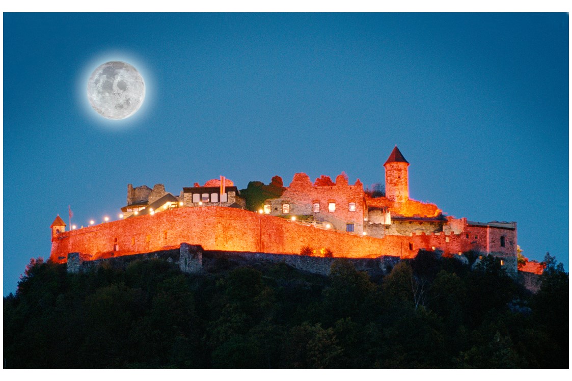 Hochzeit: Burg Landskron bei Nacht - Burg Landskron