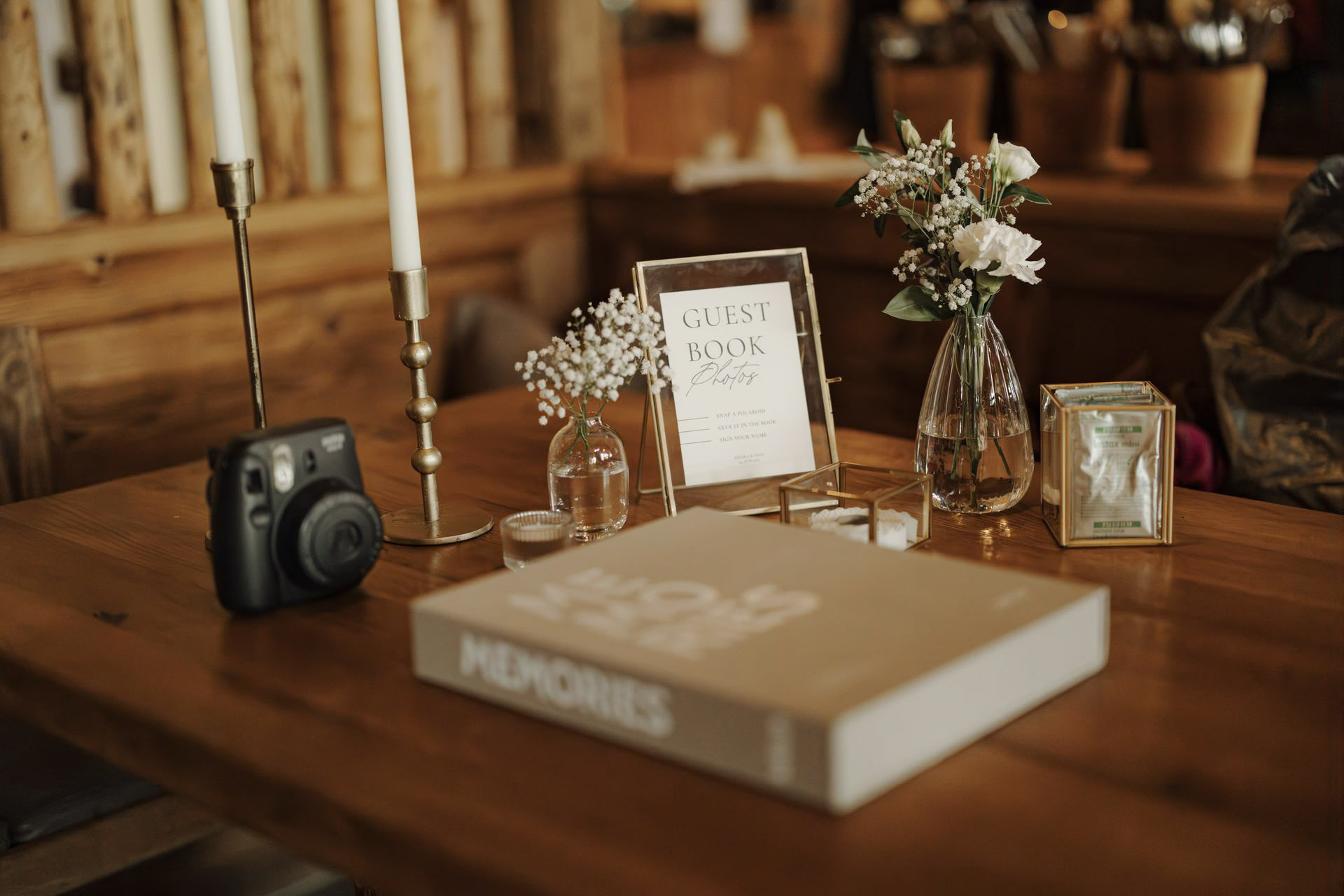 The guest book as an important element of romantic wedding venues - hochzeits-location.info
