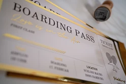 Cartes d'invitation de style voyage : avec billets, passeports et cartes d'embarquement pour le mariage de votre vie ! - hochzeits-location.info