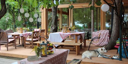Hochzeit - Umgebung: am Land - PLZ 1190 (Österreich) - Holzterrasse mit Holzpavillon für ca. 70 Personen - Weingut Weinhandwerk