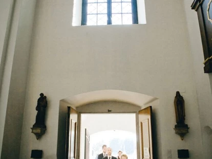 Wedding - Personenanzahl - Austria - Die nahegelegene Kirche.
Foto © stillandmotionpictures.com - Schloss Halbturn - Restaurant Knappenstöckl