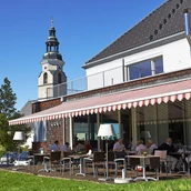 Wedding location - Lage mitten im Grünen, Blick auf die Terrasse - Kirchenwirt Strasswalchen