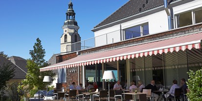 Hochzeit - Fotobox - PLZ 83404 (Deutschland) - Lage mitten im Grünen, Blick auf die Terrasse - Kirchenwirt Strasswalchen