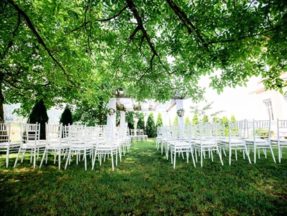 Bruiloft - Geeignet für: Hochzeit - Strau - Luftig, weiß und von leichter Windbrise umgeben gibt Euch die Natur diesen romantischen Hauch eines Sommertagtraumes - Alte Schule
