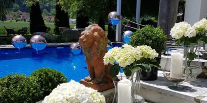 Hochzeit - Art der Location: privates Anwesen - PLZ 9583 (Österreich) - Schwebende goldene Ballons als Blickfang für Ihre Hochzeitsgäste. - Alte Schule