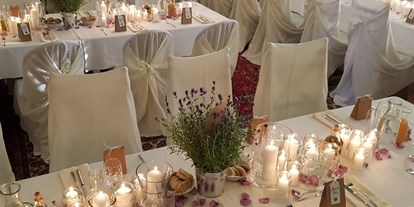 Hochzeit - Garten - Kärnten - Eine festlich gedeckte Tafel zu feierlichem Anlass darf ruhig glänzender und üppiger sein, und die Stimmung Ihrer Hochzeitsfeier widerspiegeln. - Alte Schule