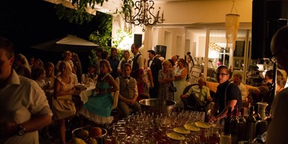 Hochzeit - Weinkeller - Wedding Cocktail ganz individuell abgestimmt auf Braut und Bräutigam ist immer ein Highlight, aber auch eine "Happy hour to chill your drink" kommt bei den Gästen super an. - Alte Schule