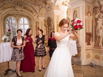 Hochzeit - Frühlingshochzeit - Jungschlag - Brautstrauß werfen in der Freskenhalle  - Schlosshotel Rosenau