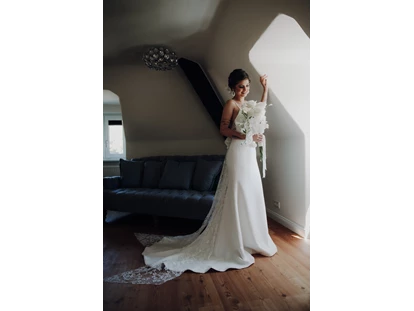 Hochzeit - Hochzeits-Stil: Urban Chic - Bürmoos - Braut in der Suite getting ready. - ARCOTEL Castellani Salzburg