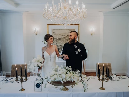 Wedding - Hochzeitsessen: mehrgängiges Hochzeitsmenü - Stockham (Straßwalchen) - Brauttafel im Salon Freisaal - ARCOTEL Castellani Salzburg